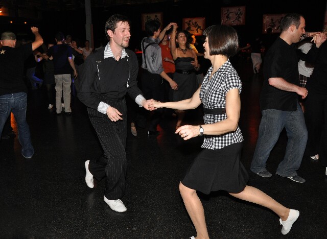 min 2008 11 08 fous swing 480